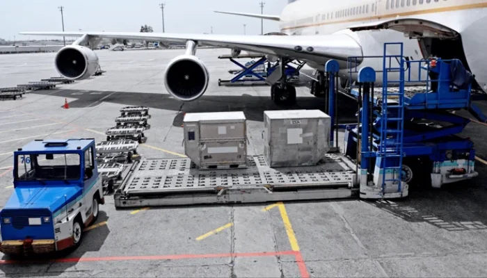 Photo d’un avion cargo en cours de chargement à l’aéroport de Francfort